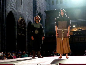 Representaci&oacute; de la Consueta de Sant Jordi cavaller a la nau g&ograve;tica de la Catedral