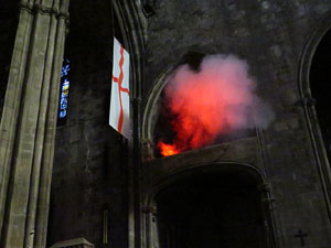 Representaci&oacute; de la Consueta de Sant Jordi cavaller a la nau g&ograve;tica de la Catedral
