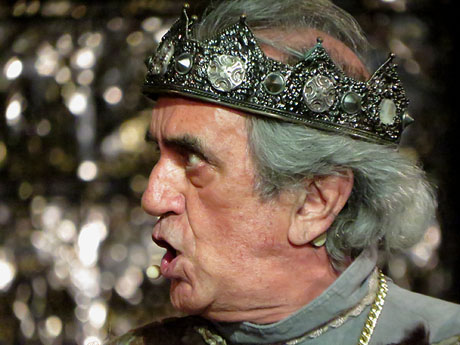 Representaci&oacute; de la Consueta de Sant Jordi cavaller a la nau g&ograve;tica de la Catedral