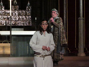 Representaci&oacute; de la Consueta de Sant Jordi cavaller a la nau g&ograve;tica de la Catedral