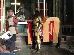 Representaci&oacute; de la Consueta de Sant Jordi cavaller a la nau g&ograve;tica de la Catedral