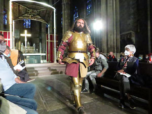 Representaci&oacute; de la Consueta de Sant Jordi cavaller a la nau g&ograve;tica de la Catedral