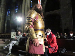 Representaci&oacute; de la Consueta de Sant Jordi cavaller a la nau g&ograve;tica de la Catedral
