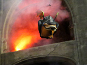 Representaci&oacute; de la Consueta de Sant Jordi cavaller a la nau g&ograve;tica de la Catedral