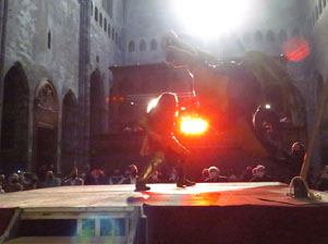 Representaci&oacute; de la Consueta de Sant Jordi cavaller a la nau g&ograve;tica de la Catedral