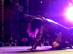 Representaci&oacute; de la Consueta de Sant Jordi cavaller a la nau g&ograve;tica de la Catedral