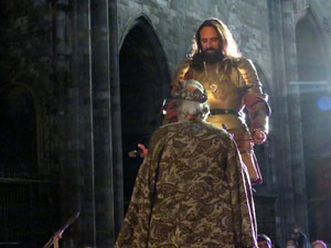 Representaci&oacute; de la Consueta de Sant Jordi cavaller a la nau g&ograve;tica de la Catedral