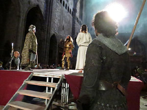 Representaci&oacute; de la Consueta de Sant Jordi cavaller a la nau g&ograve;tica de la Catedral