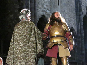 Representaci&oacute; de la Consueta de Sant Jordi cavaller a la nau g&ograve;tica de la Catedral