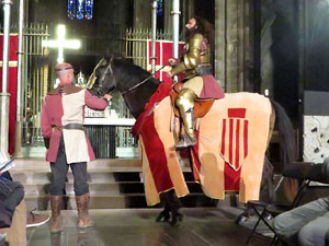 Representaci&oacute; de la Consueta de Sant Jordi cavaller a la nau g&ograve;tica de la Catedral