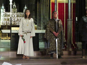 Representaci&oacute; de la Consueta de Sant Jordi cavaller a la nau g&ograve;tica de la Catedral