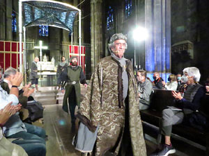 Representaci&oacute; de la Consueta de Sant Jordi cavaller a la nau g&ograve;tica de la Catedral