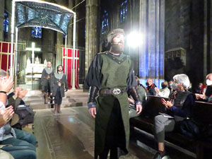 Representaci&oacute; de la Consueta de Sant Jordi cavaller a la nau g&ograve;tica de la Catedral