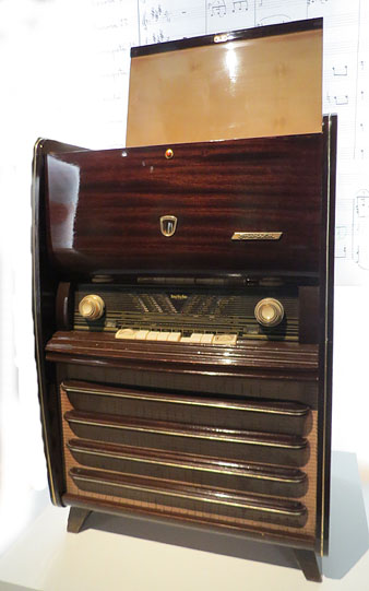 Gramola. R&agrave;dio Invicta. Ca. 1950. Fusta, baquelita, pl&agrave;stic, tela, vidre
