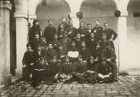 Retrat d'un grup d'alumnes al claustre de l'Institut d'Ensenyament Mitj&agrave;. 1880. Autor desconegut