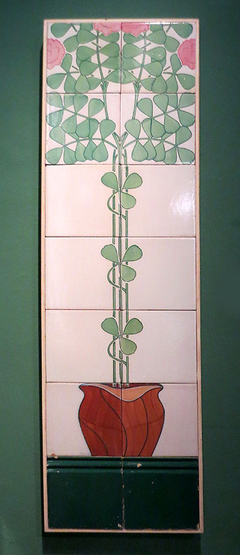 Rajoles vidriades d'arrambador. Rafael Maqs&oacute; Valent&iacute;. 1913-1915. Pas cer&agrave;mica, coberta opaca. Fabricat per Fills de Pujol i Bausis, Esplugues de Llobregat. Col&middot;lecci&oacute; Farinera Mas&oacute;