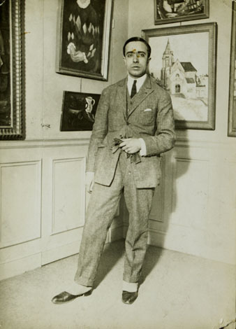 Celso Lagar fotografiat a la Galerie Percier (París) amb motiu de lexposició conjunta amb Hortense Begué que hi van celebrar el 1923