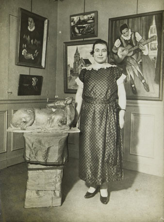 Hortense Bégué fotografiada a la Galerie Percier (París) amb motiu de lexposició conjunta amb Celso Lagar que hi van celebrar el 1923