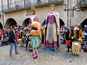 Fires de Sant Narc&iacute;s 2021. Toc de rams. Cerim&ograve;nia del canvi de rams de les gegantes