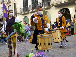Fires de Sant Narc&iacute;s 2021. Toc de rams. Cerim&ograve;nia del canvi de rams de les gegantes