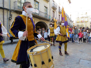 Fires de Sant Narc&iacute;s 2021. Toc de rams. Cerim&ograve;nia del canvi de rams de les gegantes