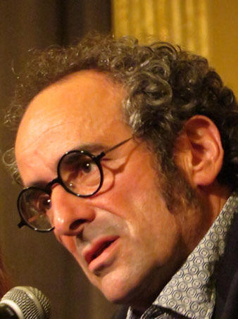 El periodista Salvador Garcia-Arb&oacute;s durant el seu parlament