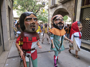 Fires de Sant Narc&iacute;s 2021. Passejada amb els capgrossos pels carrers del Barri Vell