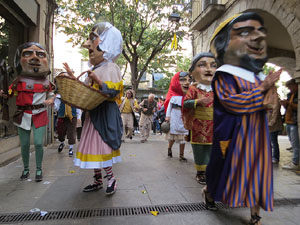 Fires de Sant Narc&iacute;s 2021. Passejada amb els capgrossos pels carrers del Barri Vell