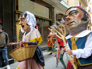 Fires de Sant Narc&iacute;s 2021. Passejada amb els capgrossos pels carrers del Barri Vell