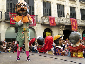 Fires de Sant Narc&iacute;s 2021. Passejada amb els capgrossos pels carrers del Barri Vell