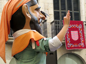 Fires de Sant Narc&iacute;s 2021. Passejada amb els capgrossos pels carrers del Barri Vell