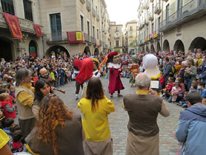 Fires de Sant Narc&iacute;s 2021. Passejada amb els capgrossos pels carrers del Barri Vell
