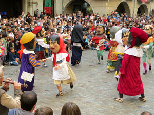 Fires de Sant Narc&iacute;s 2021. Passejada amb els capgrossos pels carrers del Barri Vell