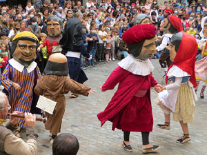 Fires de Sant Narc&iacute;s 2021. Passejada amb els capgrossos pels carrers del Barri Vell
