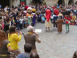Fires de Sant Narc&iacute;s 2021. Passejada amb els capgrossos pels carrers del Barri Vell