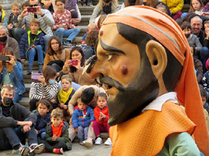 Fires de Sant Narc&iacute;s 2021. Passejada amb els capgrossos pels carrers del Barri Vell