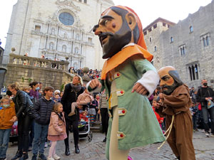 Fires de Sant Narc&iacute;s 2021. Passejada amb els capgrossos pels carrers del Barri Vell
