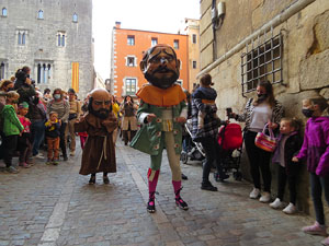 Fires de Sant Narc&iacute;s 2021. Passejada amb els capgrossos pels carrers del Barri Vell