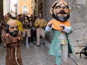 Fires de Sant Narc&iacute;s 2021. Passejada amb els capgrossos pels carrers del Barri Vell