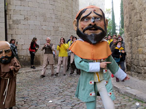 Fires de Sant Narc&iacute;s 2021. Passejada amb els capgrossos pels carrers del Barri Vell