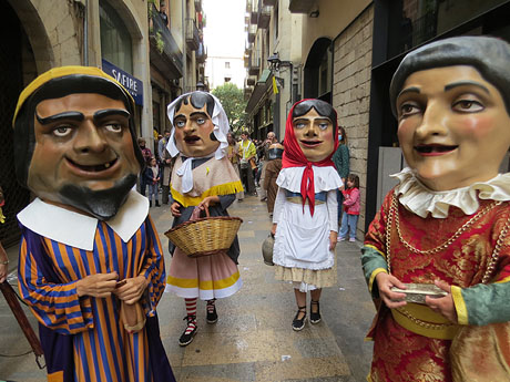 Fires de Sant Narcís 2021. El pregó. Passejada amb els capgrossos pels carrers del Barri Vell