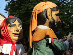 Fires de Sant Narc&iacute;s 2021. Passejada amb els capgrossos pels carrers del Barri Vell