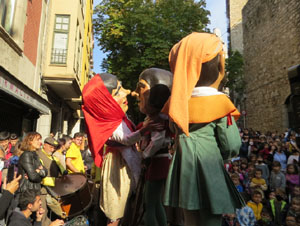 Fires de Sant Narc&iacute;s 2021. Passejada amb els capgrossos pels carrers del Barri Vell