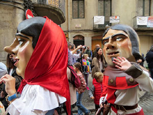Fires de Sant Narc&iacute;s 2021. Passejada amb els capgrossos pels carrers del Barri Vell