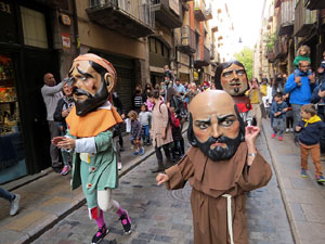 Fires de Sant Narc&iacute;s 2021. Passejada amb els capgrossos pels carrers del Barri Vell