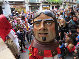 Fires de Sant Narc&iacute;s 2021. Passejada amb els capgrossos pels carrers del Barri Vell