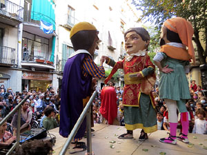 Fires de Sant Narc&iacute;s 2021. Passejada amb els capgrossos pels carrers del Barri Vell