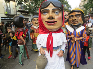 Fires de Sant Narc&iacute;s 2021. Passejada amb els capgrossos pels carrers del Barri Vell