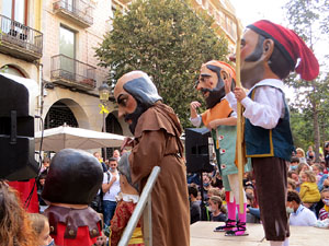 Fires de Sant Narc&iacute;s 2021. Passejada amb els capgrossos pels carrers del Barri Vell