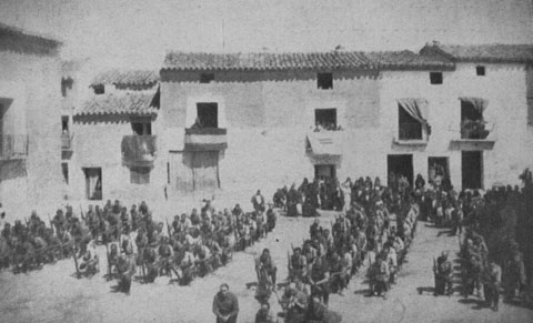 Els membres del Terç de Requetès en una missa de campanya a la plaça del poble de Codo. 1937